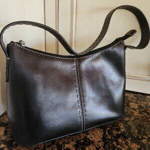 “Modern and Versatile Jet-Black Grainy Leather Fossil Bag”
